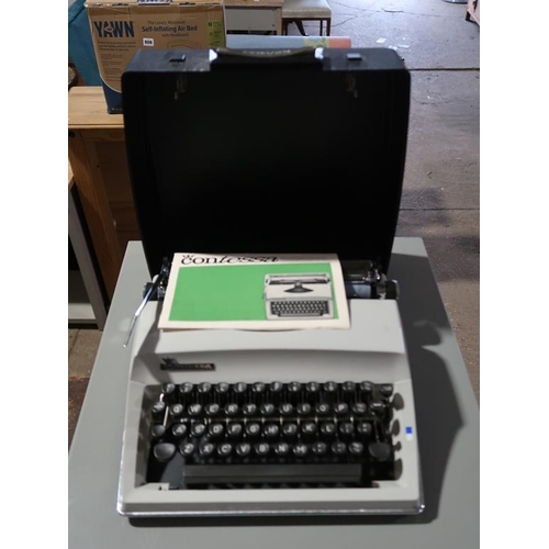 842 - VINTAGE TYPEWRITER