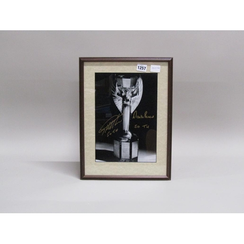 1257 - F/GH SIGNED PHOTOGRAPH OF THE 1966 WORLD CUP - SIGNED BY GEOFF HURST & MARTIN PETERS
