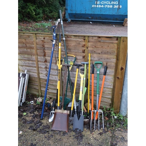 956 - GARDEN TOOLS