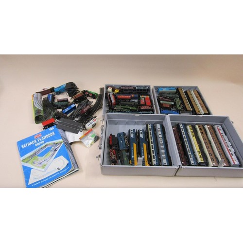 1317 - HORNBY RAILWAY ELECTRIC TRAIN SET, TRACK, CARRIAGES ETC