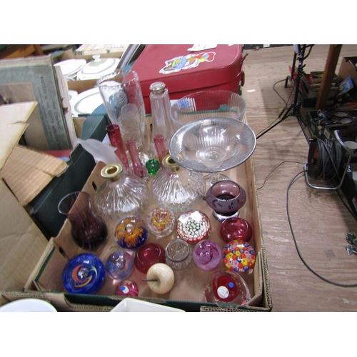 257 - BOX OF GLASSWARE TO INCL PAPERWEIGHTS, VASES ETC
