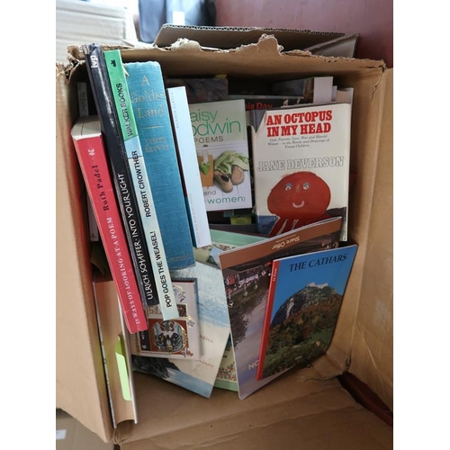 LARGE COLLECTION OF MIXED BOOKS