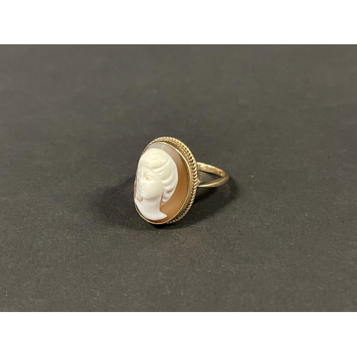 1171 - 9ct gold cameo ring