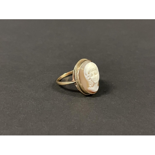 1171 - 9ct gold cameo ring