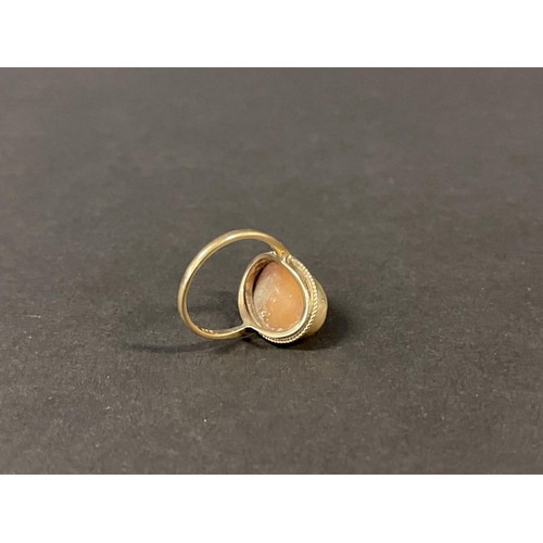 1171 - 9ct gold cameo ring