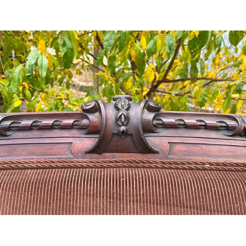 1091 - Good quality Antique Victorian walnut double ended settee, with waisted shield back with well carved... 