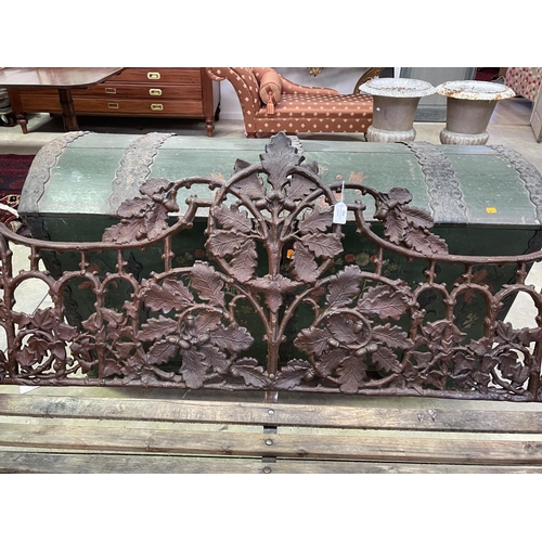 1120 - Coalbrookdale style cast iron oak leaf pattern garden bench, approx 168cm W