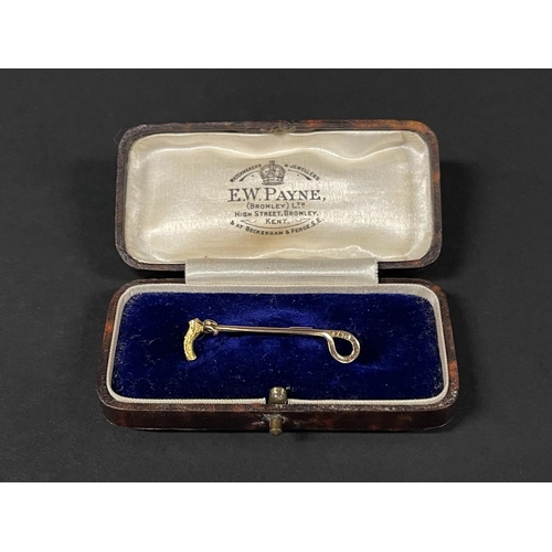 1182 - 14ct gold brooch, in the form of a riding crop, detailed 14ct, approx 2g, with a fitted box (2)