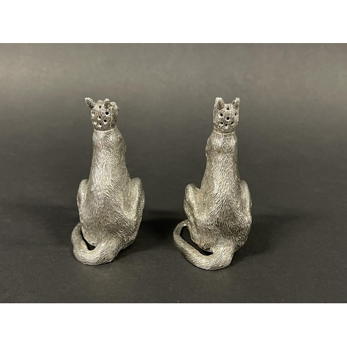 1184 - Rare pair of novelty sterling silver miniature seated kangaroo pepper pots, with detachable heads, m... 