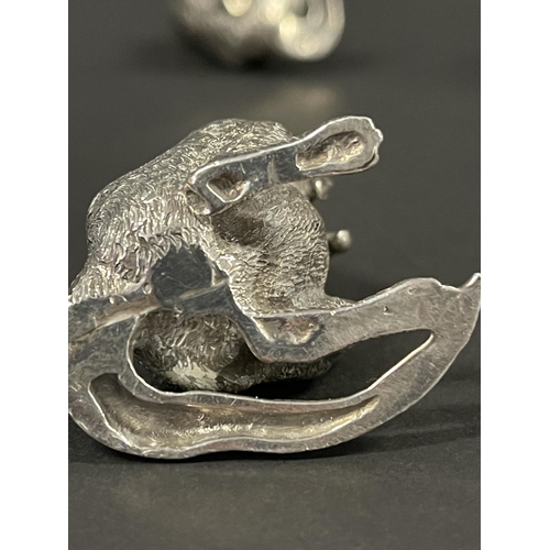 1184 - Rare pair of novelty sterling silver miniature seated kangaroo pepper pots, with detachable heads, m... 