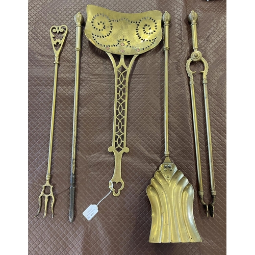 1186 - Assorted antique English brass fire tools and roasting tool, fork etc (5)