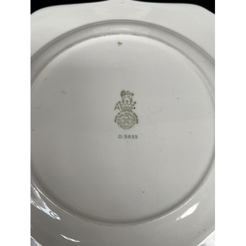 99 - Royal Doulton Historic England, Beefeaters at Tower of London and a pair of Royal Doulton Roses plat... 