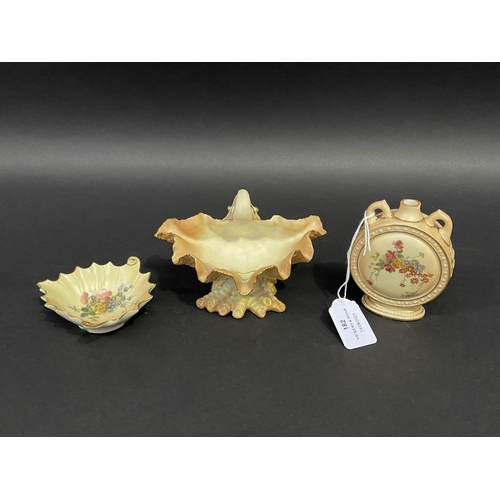 182 - Three pieces of antique Royal Worcester blush ivory porcelain, shell, leaf and moon flask, approx 15... 