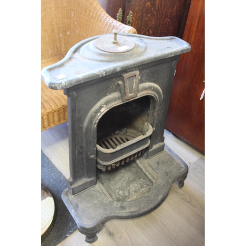 492 - Antique cast iron wood burning stove/heater, approx 71cm H x 57cm W