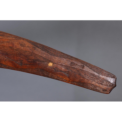 1030 - FINE ENGRAVED BOOMERANG, WESTERN NEW SOUTH WALES / SOUTHERN QUEENSLAND, Carved and engraved hardwood... 