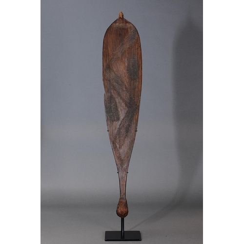 1068 - FINE EARLY INCISED SPEAR THROWER (WOOMERA), WESTERN AUSTRALIA, Carved and engraved hardwood and spin... 