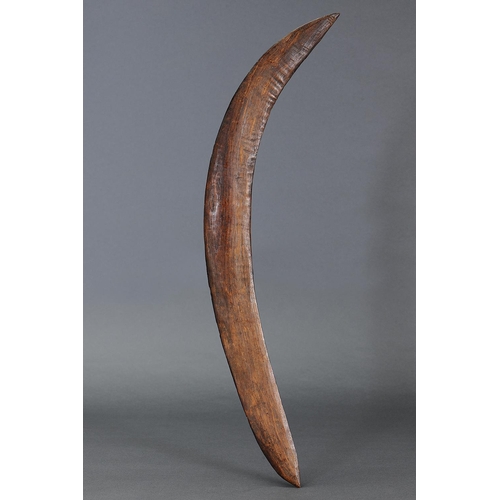 1074 - EARLY FIGHTING BOOMERANG, SOUTH EAST QUEENSLAND, Carved hardwood (no custom stand) Of crescent form,... 