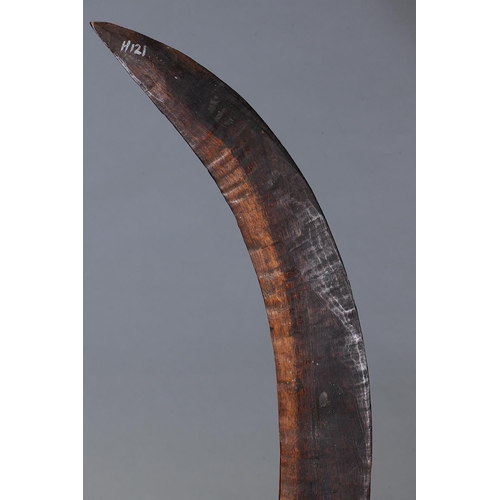 1074 - EARLY FIGHTING BOOMERANG, SOUTH EAST QUEENSLAND, Carved hardwood (no custom stand) Of crescent form,... 