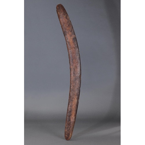1206 - FINE EARLY HUNTING BOOMERANG, NORTHERN SOUTH AUSTRALIAN, Carved hardwood and natural pigments (no cu... 