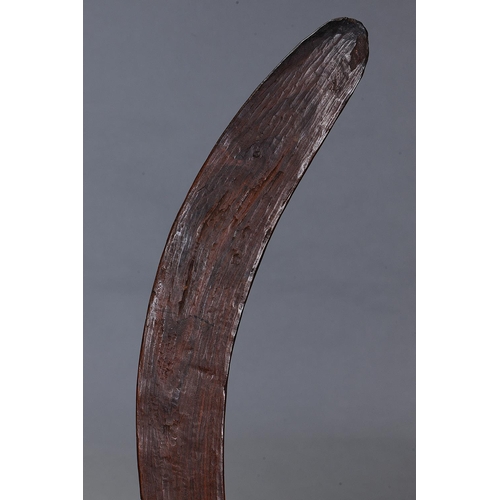 1207 - FINE EARLY HUNTING BOOMERANG, CENTRAL AUSTRALIA, NORTHERN TERRITORY, Carved hardwood and natural pig... 