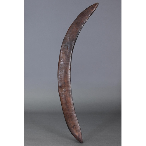 1217 - EARLY FIGHTING BOOMERANG, SOUTH EAST QUEENSLAND, Carved hardwood (with custom stand) Of crescent for... 