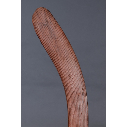 1221 - FINE EARLY HUNTING BOOMERANG, CENTRAL AUSTRALIA, NORTHERN TERRITORY, Carved hardwood and natural pig... 
