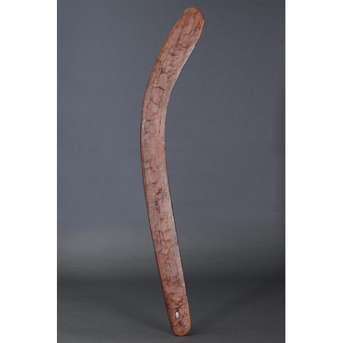 1221 - FINE EARLY HUNTING BOOMERANG, CENTRAL AUSTRALIA, NORTHERN TERRITORY, Carved hardwood and natural pig... 