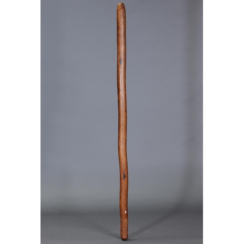 1256 - EARLY LARGE POLE CLUB, LAKES ENTRANCE, VICTORIA, Carved hardwood (with custom stand) Of cylindrical ... 