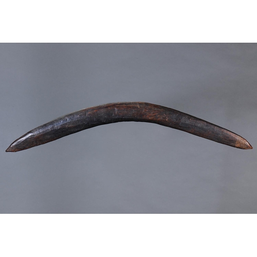 1297 - EARLY FIGHTING BOOMERANG, SOUTH EAST QUEENSLAND, Carved hardwood (no custom stand) Of crescent form,... 