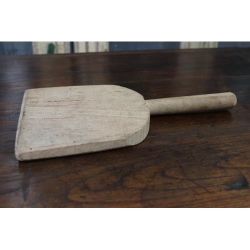 19 - Old rustic French serving paddle, approx 32cm L (including handle) x 19cm W