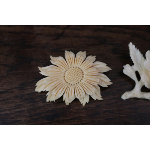 1333 - Three vintage Chinese carved ivory flower broches (3)