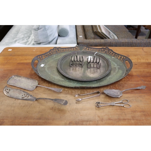 285 - Assortment of silver plate to include trays, toast racks, fish servers, crumb pan, sugar tongs, ice ... 