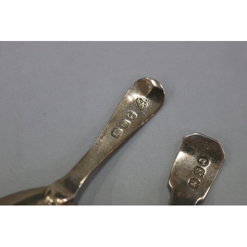 170 - Two antique Georgian sterling silver caddy spoons, old English pattern marked for London 1806, fiddl... 
