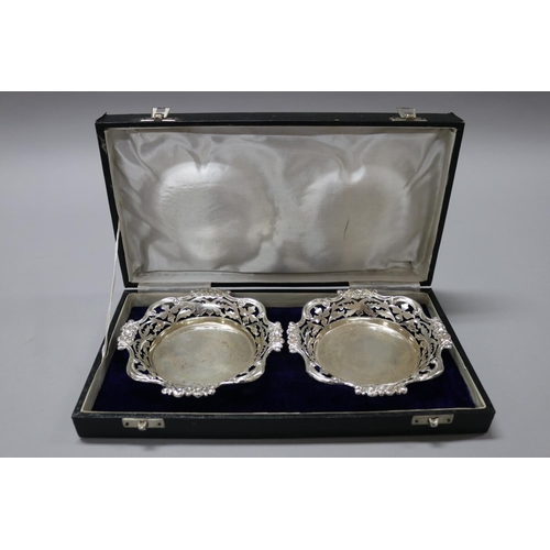 253 - Pair of silver nut dishes in case, marked silver, approx 185 grams and approx 14cm Dia