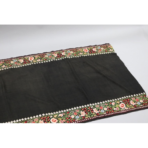 53 - Silk floss on hand woven cotton - Anglo Indian. Exquisite embroidery, English design and Indian Hand... 