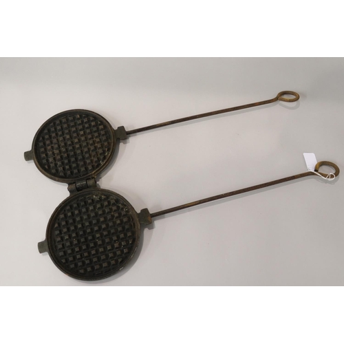 17 - Antique French fireside Waffle iron, approx 18cm Dia ex handle