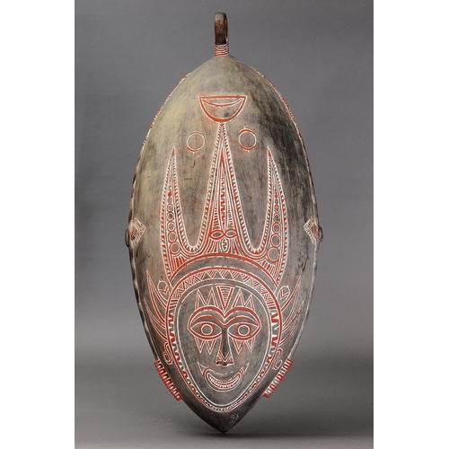 1027 - IMPORTANT LARGE HUON GULF FACE BOWL, TAMI ISLANDS. Carved and engraved hardwood and natural pigment.... 