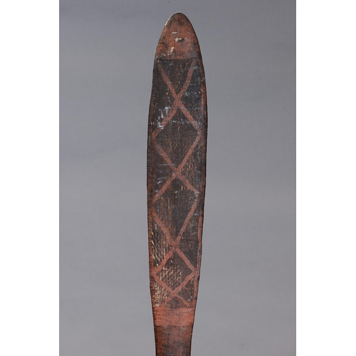 1062 - RARE FISHTAIL FIGHTING CLUB, PORT ESSINGTON, COBOURG PENINSULA, NORTHERN TERRITORY. Carved hardwood ... 