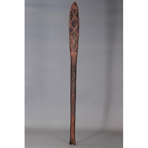 1062 - RARE FISHTAIL FIGHTING CLUB, PORT ESSINGTON, COBOURG PENINSULA, NORTHERN TERRITORY. Carved hardwood ... 