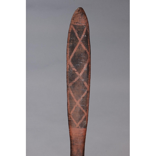 1062 - RARE FISHTAIL FIGHTING CLUB, PORT ESSINGTON, COBOURG PENINSULA, NORTHERN TERRITORY. Carved hardwood ... 