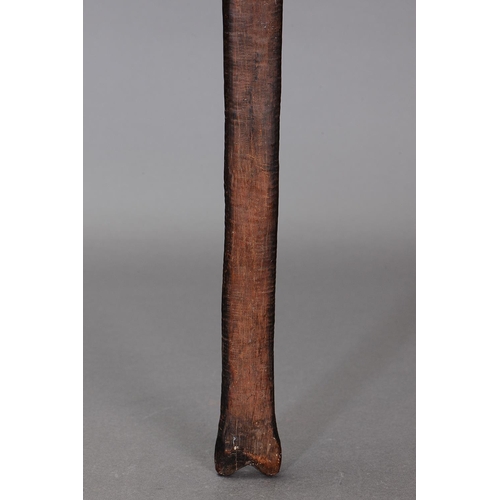 1062 - RARE FISHTAIL FIGHTING CLUB, PORT ESSINGTON, COBOURG PENINSULA, NORTHERN TERRITORY. Carved hardwood ... 