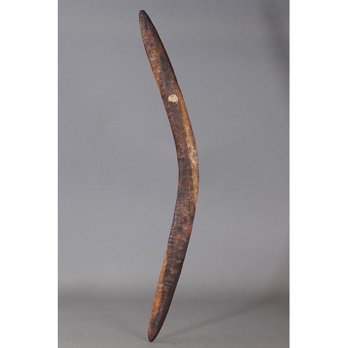 1064 - EARLY ELEGANT BOOMERANG, DARLING RIVER REGION, NEW SOUTH WALES. Carved and adzed hardwood. Boomerang... 