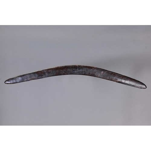 1066 - LARGE FINE EARLY ENGRAVED BOOMERANG, WESTERN NEW SOUTH WALES / SOUTHERN QUEENSLAND. Carved hardwood.... 