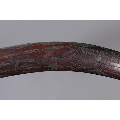 1067 - FINE EARLY ENGRAVED BOOMERANG, WESTERN NEW SOUTH WALES / SOUTHERN QUEENSLAND. Carved and engraved ha... 