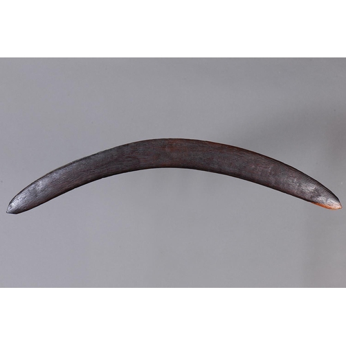 1067 - FINE EARLY ENGRAVED BOOMERANG, WESTERN NEW SOUTH WALES / SOUTHERN QUEENSLAND. Carved and engraved ha... 