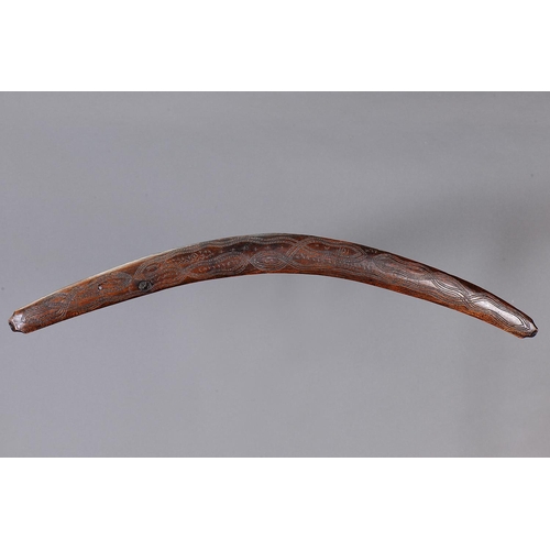 1068 - EARLY ENGRAVED BOOMERANG, WESTERN NEW SOUTH WALES / SOUTHERN QUEENSLAND. Carved and engraved hardwoo... 