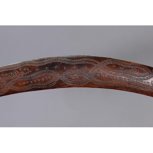 1068 - EARLY ENGRAVED BOOMERANG, WESTERN NEW SOUTH WALES / SOUTHERN QUEENSLAND. Carved and engraved hardwoo... 