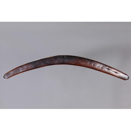 1068 - EARLY ENGRAVED BOOMERANG, WESTERN NEW SOUTH WALES / SOUTHERN QUEENSLAND. Carved and engraved hardwoo... 