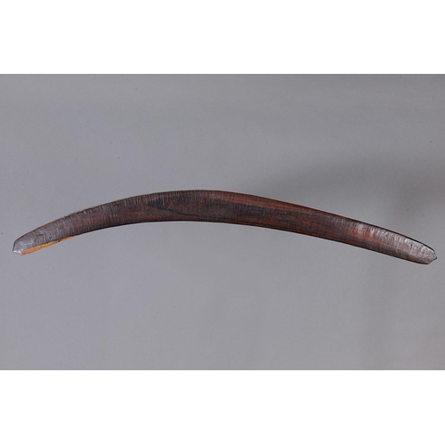 1069 - FINE ENGRAVED BOOMERANG, WESTERN NEW SOUTH WALES / SOUTHERN QUEENSLAND. Carved and engraved hardwood... 