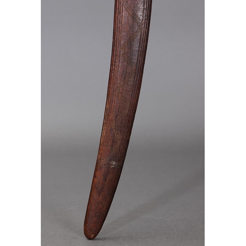 1083 - FINE INCISED FIGHTING CLUB, LAKE EYRE REGION, SOUTH AUSTRALIA. Carved and engraved hardwood and natu... 